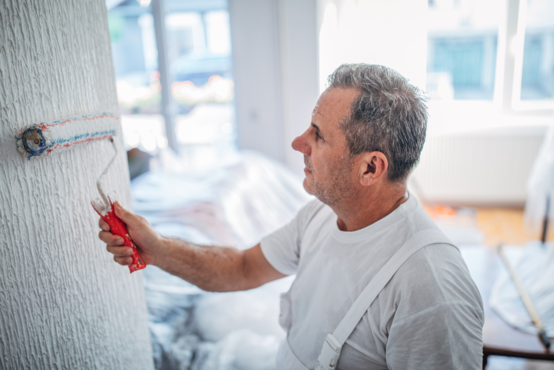 Izkušen pleskar barva notranjo steno - Soboslikarstvo Zagoričnik, VEMM